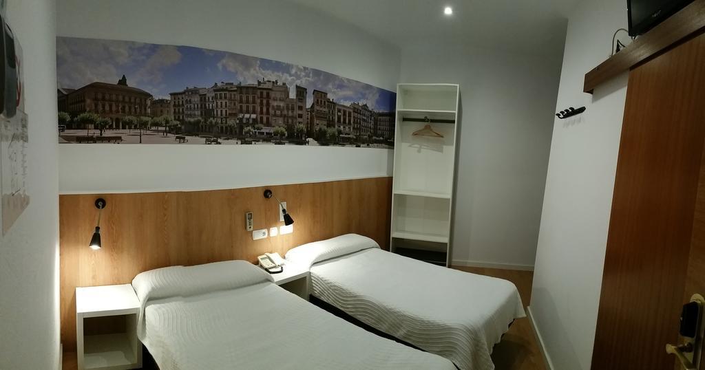 Hostal Restaurante Cornella Cornellà de Llobregat Exteriér fotografie